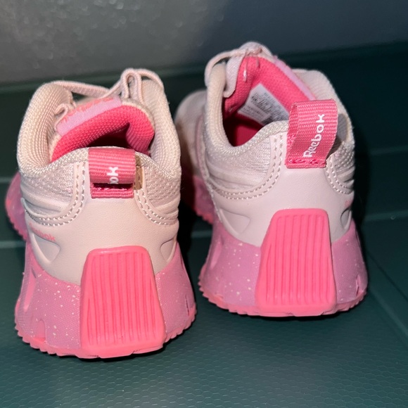 Reebok pink kids shoes - Picture 5 of 7